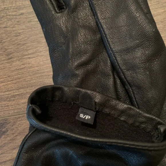 MICHAEL KORS Elegant Touch Tip Black Leather Gloves - Picture 5 of 8